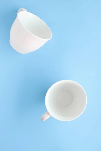 Vazio copo e pires no fundo azul, flatlay — Fotografia de Stock