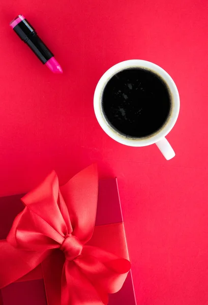 Presentbox lyx skönhet och kaffe på röd, flatlay — Stockfoto