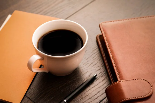 Mesa de oficina y taza de café, concepto de productividad —  Fotos de Stock