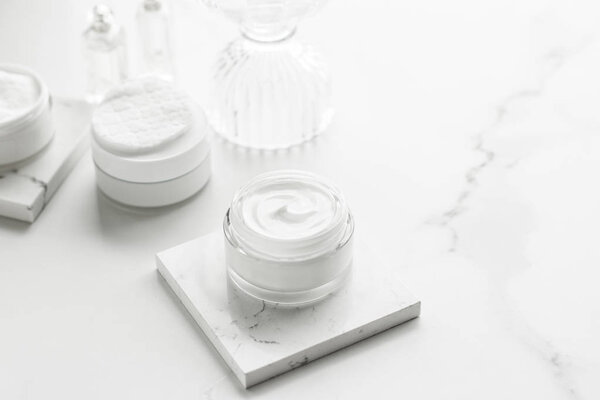 Роскошная косметика для кожи в ванной комнате
