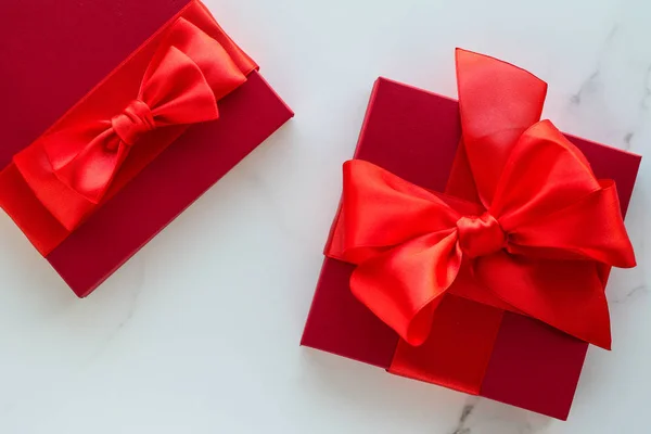 Luxus rote Weihnachtsgeschenke auf Marmor — Stockfoto