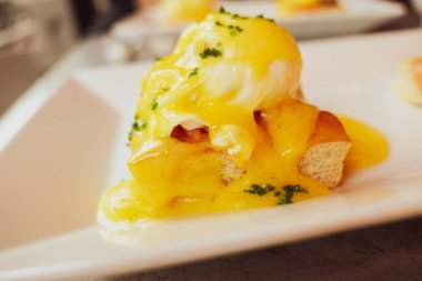 Haşlanmış yumurta bir lüks restoranda brunch için somon ile