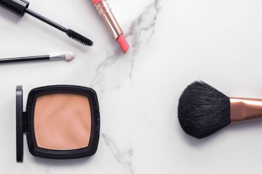 Mermer üzerinde makyaj ve kozmetik flatlay