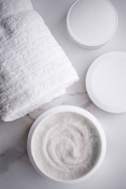 Bir mermer, flatlay bodur ve peeling kremi ürünleri