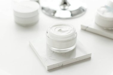 Lüks cilt bakımı kozmetik bir banyoda