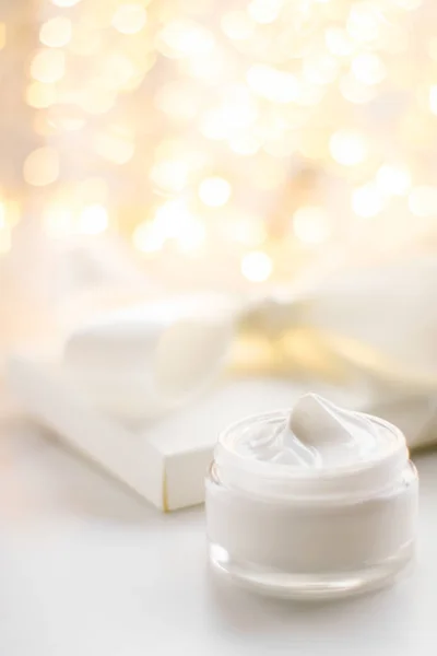 Frasco de crema facial de lujo y brillo navideño — Foto de Stock