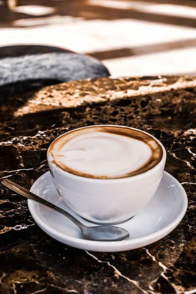 Cappuccino im Restaurant, in der Kaffeepause — Stockfoto