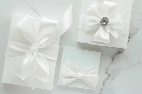 Regalos de boda de lujo en mármol —  Fotos de Stock