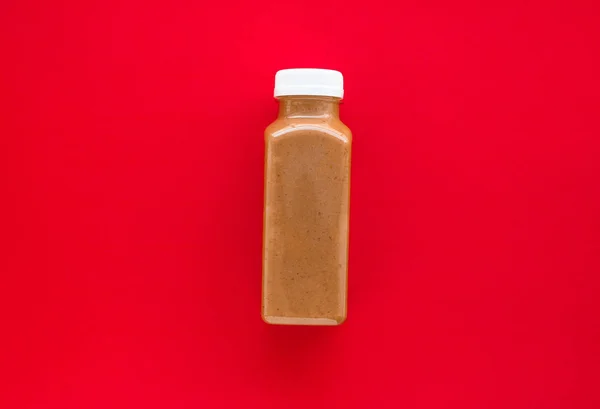 Chocolat bouteille de smoothie banane sur rouge, flatlay — Photo