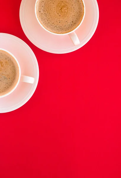 Café aromatique chaud sur fond rouge, flatlay — Photo