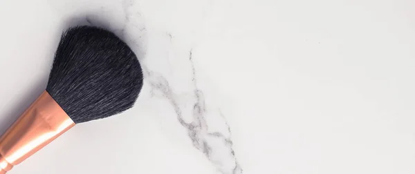 Make-up and cosmetics flatlay on marble — Stock Photo, Image