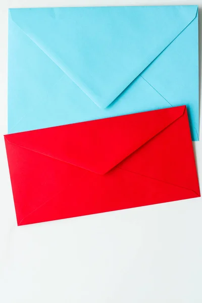 Envelopes sobre fundo de mármore, conceito de mensagem — Fotografia de Stock