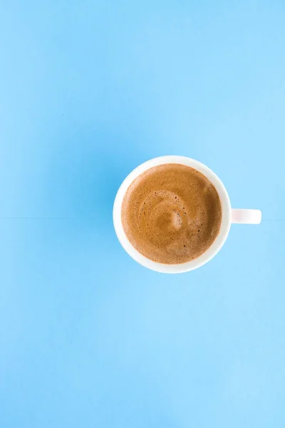 Hot aroma kopi di latar belakang biru, flatlay — Stok Foto