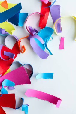 Mermer, flatlay arka plan üzerinde kağıt konfeti