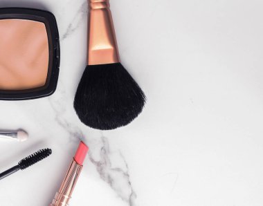 Mermer üzerinde makyaj ve kozmetik flatlay