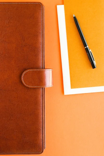 Luxury business brown brief-case on the office table desk, flatl — Stock Photo, Image