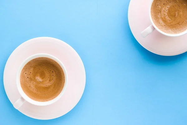 Aromatiska kaffe på blå bakgrund, flatlay — Stockfoto