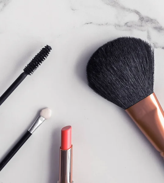 Make-up en cosmetica flatlay op marmer — Stockfoto