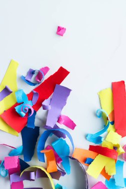 Mermer, flatlay arka plan üzerinde kağıt konfeti