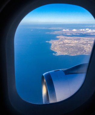 Uçak penceresinden, gökyüzü ve okyanus mavisi'göster