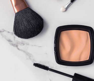 Mermer üzerinde makyaj ve kozmetik flatlay