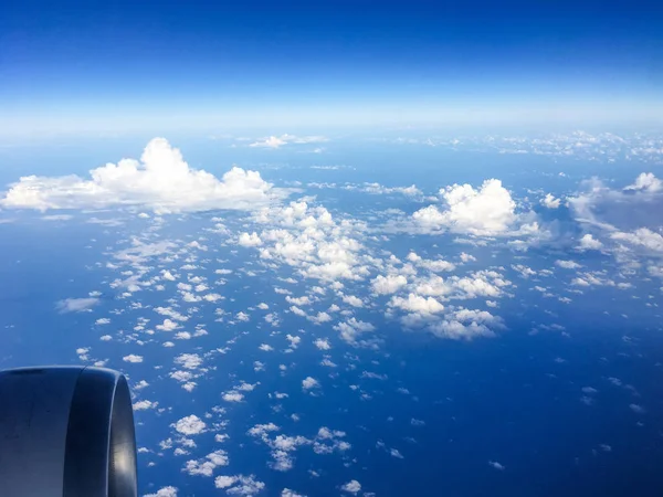 Vista dal finestrino dell'aeroplano, cielo e oceano blu — Foto Stock