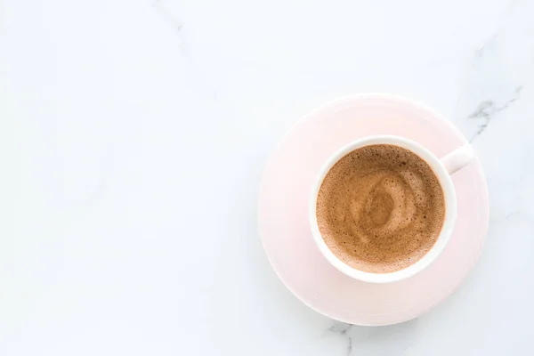 Hot aroma kopi pada marmer, flatlay — Stok Foto