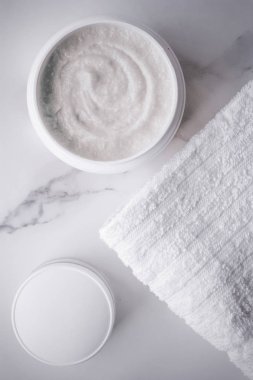Bir mermer, flatlay bodur ve peeling kremi ürünleri