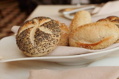 Bir restoranda taze beyaz ekmek