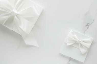 Lüks düğün hediyeleri mermer üzerinde