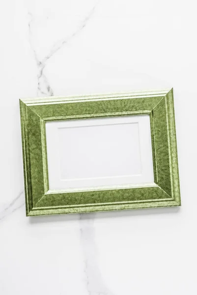 Marco de fotos verde sobre mármol, plano — Foto de Stock