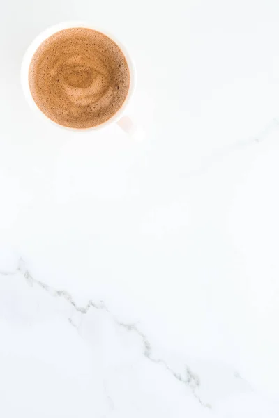 Café aromático caliente en mármol, flatlay — Foto de Stock