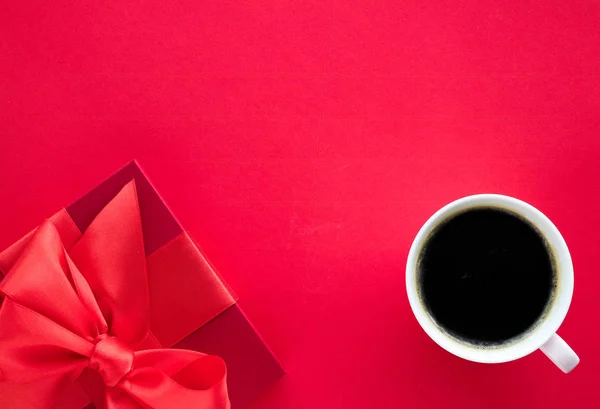 Pudełko prezentowe piękno luksusowych i kawa na czerwony, flatlay — Zdjęcie stockowe