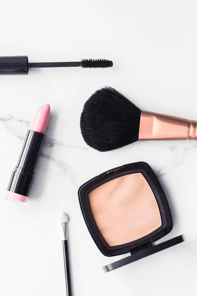 Make-up en cosmetica flatlay op marmer — Stockfoto