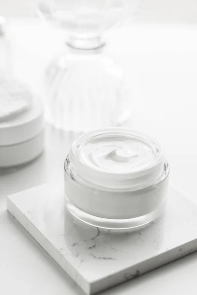 Luxus bőrápoló kozmetikumok a fürdőszobában — Stock Fotó