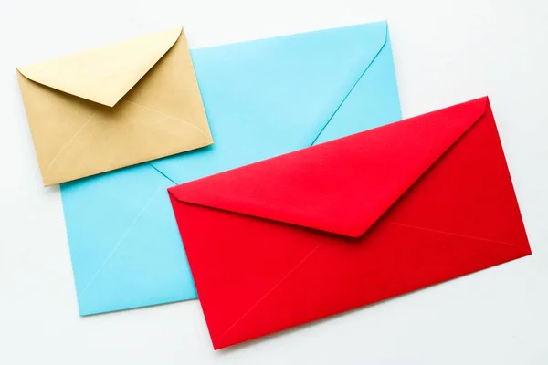 Enveloppes sur fond de marbre, concept de message — Photo