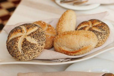 Bir restoranda taze beyaz ekmek