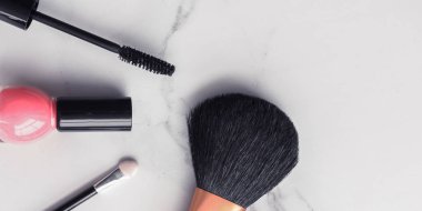 Mermer üzerinde makyaj ve kozmetik flatlay