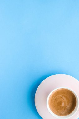 Mavi arka plan, flatlay üzerine sıcak aromatik kahve