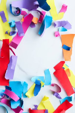 Mermer, flatlay arka plan üzerinde kağıt konfeti
