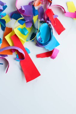 Mermer, flatlay arka plan üzerinde kağıt konfeti