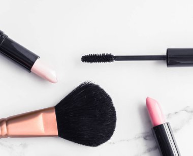 Mermer üzerinde makyaj ve kozmetik flatlay