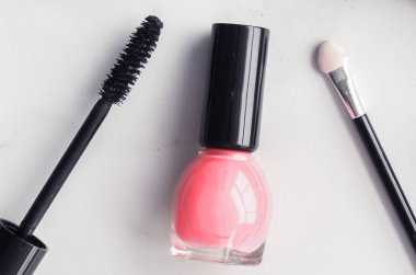 Mermer üzerinde makyaj ve kozmetik flatlay