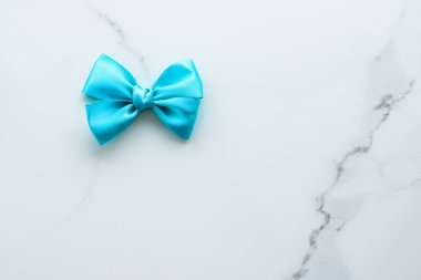 Mermer, üst görünümünde mavi ipek kurdele