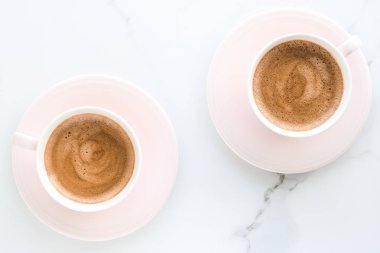 Mermer, flatlay sıcak aromatik kahve