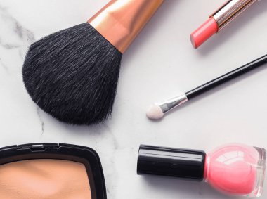 Mermer üzerinde makyaj ve kozmetik flatlay