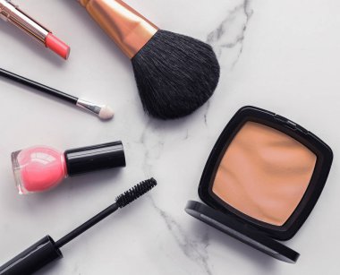Mermer üzerinde makyaj ve kozmetik flatlay