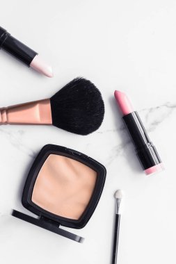 Mermer üzerinde makyaj ve kozmetik flatlay