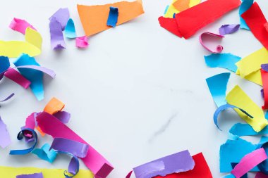 Mermer, flatlay arka plan üzerinde kağıt konfeti