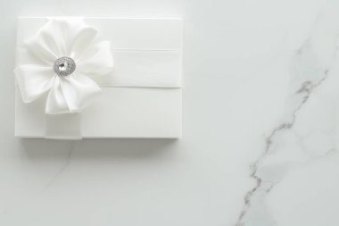 Lüks düğün hediyeleri mermer üzerinde